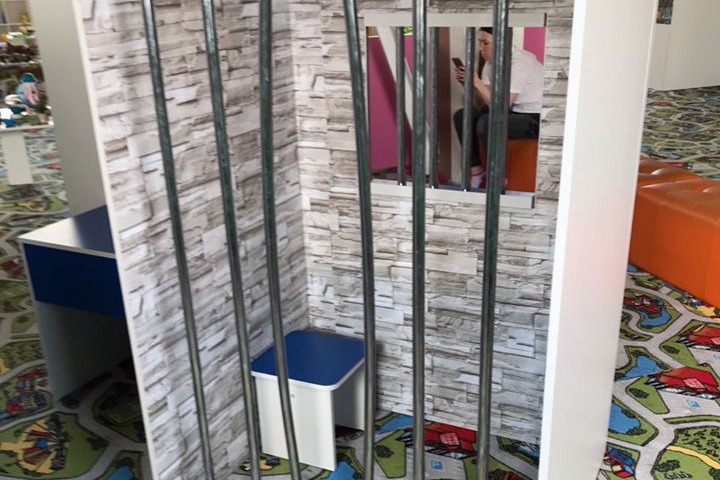 Омбудсмен заглянет в детский уголок с арестантской камерой в Абакане Омбудсмен заглянет в детский уголок с арестантской камерой в Абакане