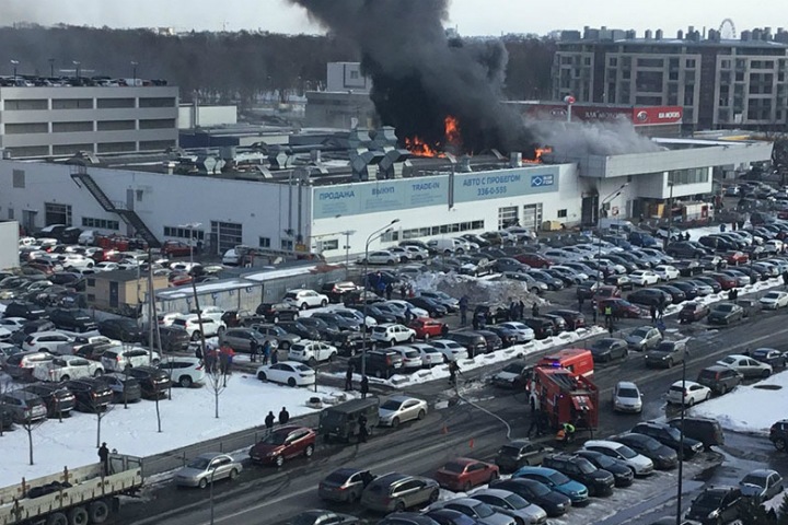Десятки людей эвакуированы из ТЦ в Петербурге из-за пожара