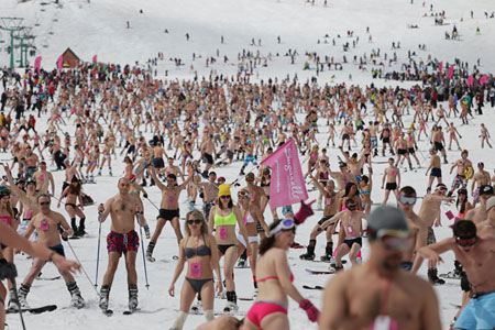 Массовый заезд в Шерегеше лыжников в купальниках борется за приз Книги рекордов Гиннесса