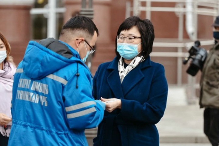 «Держалась, но не убереглась»: глава минздрава Бурятии заразилась коронавирусом «Держалась, но не убереглась»: глава минздрава Бурятии заразилась коронавирусом