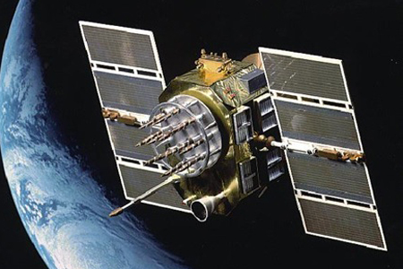 Сотрудники СФУ разработают бортовую аппаратуру для российских спутников Сотрудники СФУ разработают бортовую аппаратуру для российских спутников