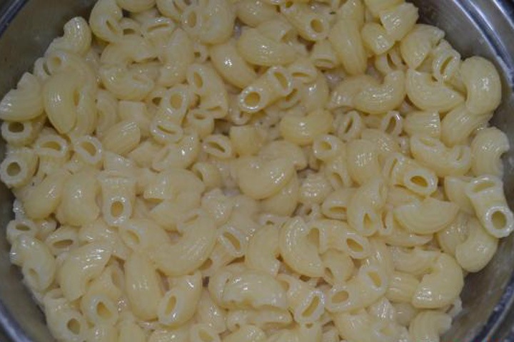 Кузбасских школьников кормят бутербродами из макарон и хлеба Кузбасских школьников кормят бутербродами из макарон и хлеба