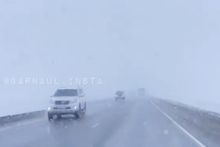 Сильный снегопад накрыл Чуйский тракт в Сибири. Видео Сильный снегопад накрыл Чуйский тракт в Сибири. Видео