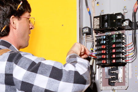 Житель Кузбасса добился отключения дома от электричества и погиб от тока