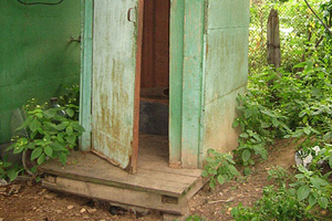 Трехлетний мальчик погиб в Красноярском крае, упав в выгребную яму