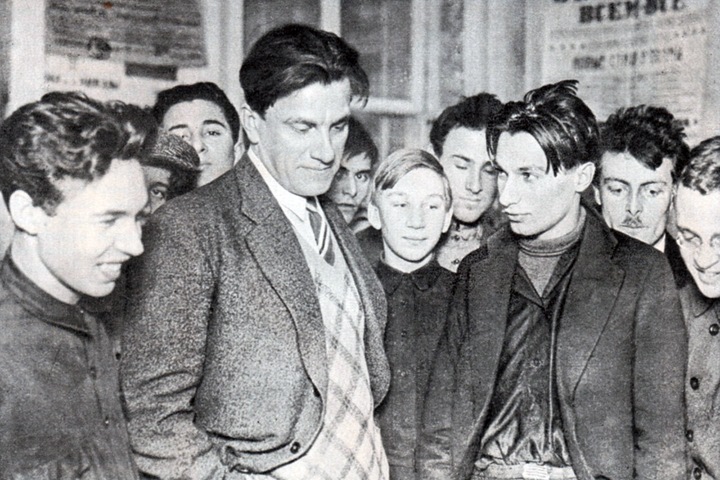 Студенты научили нейросеть подражать Маяковскому Студенты научили нейросеть подражать Маяковскому