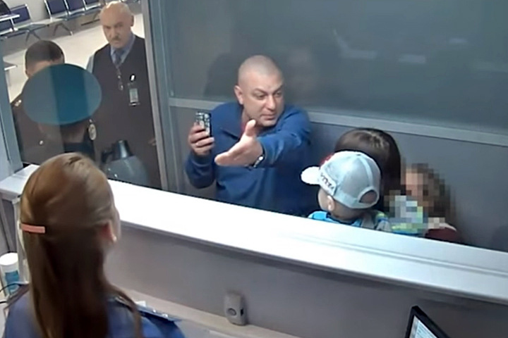 Новосибирец устроил дебош в «Толмачёво» на глазах своих детей