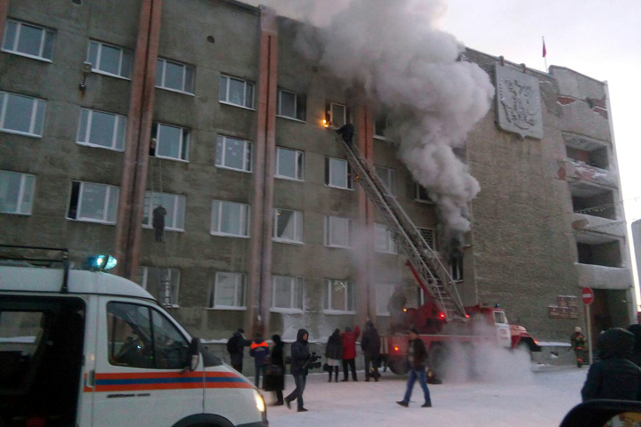 Один погиб и пятеро пострадали при пожаре в мэрии Дудинки Один погиб и пятеро пострадали при пожаре в мэрии Дудинки