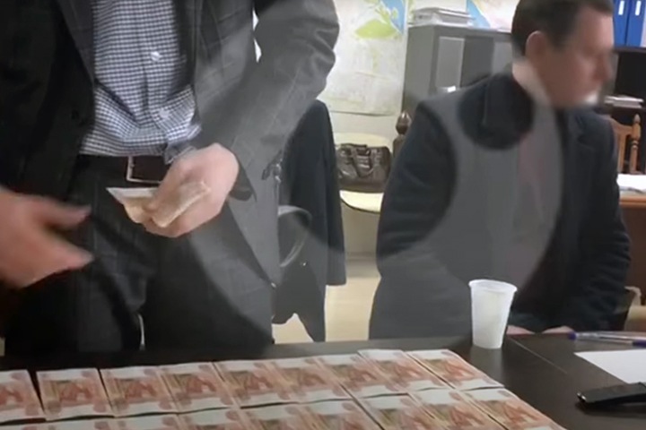 Новосибирский госканал показал задержание своего бывшего ведущего