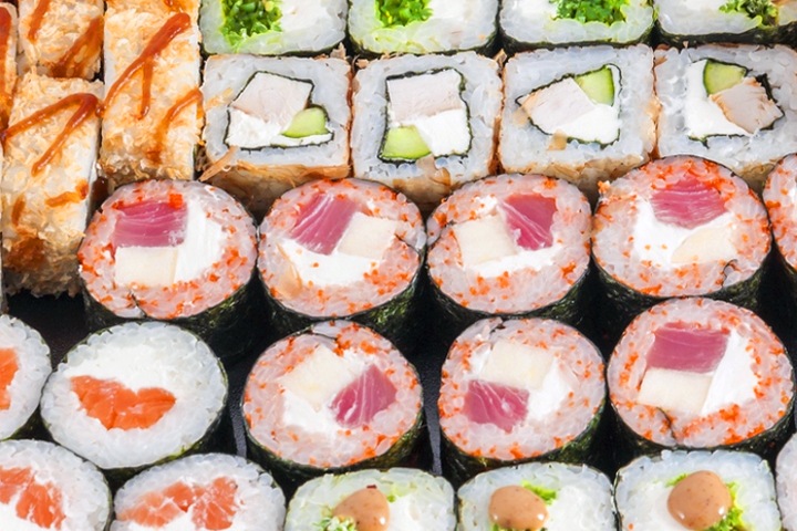 Барнаульцы массово отравились роллами Барнаульцы массово отравились роллами