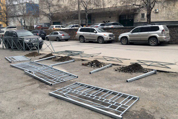 Забор на забор поменяли в Новосибирске. Фотофакт