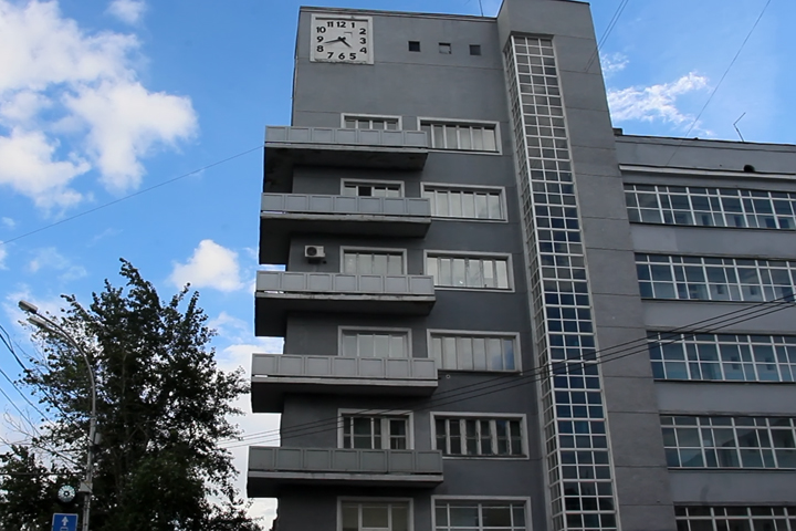 Новосибирский «Дом с часами» рушится из-за соседних бизнес-центров Новосибирский «Дом с часами» рушится из-за соседних бизнес-центров