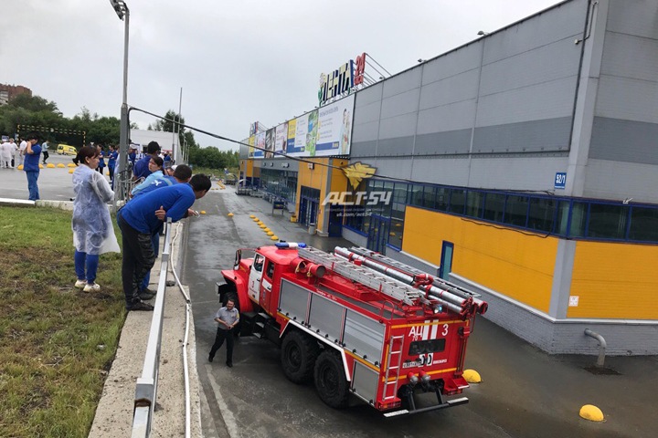 Гипермаркет «Лента» эвакуируют в Новосибирске из-за подозрительного предмета Гипермаркет «Лента» эвакуируют в Новосибирске из-за подозрительного предмета