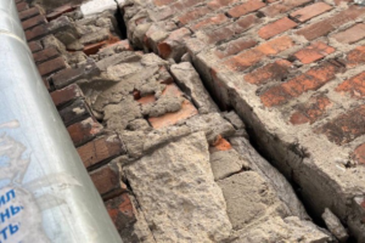 Власти не увидели «критичной аварийной ситуации» в трещине многоквартирного дома с офисом «ЕР» в Новосибирске