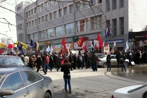 Участники «марша безлимитного протеста» перекрыли улицу Ленина в центре Новосибирска