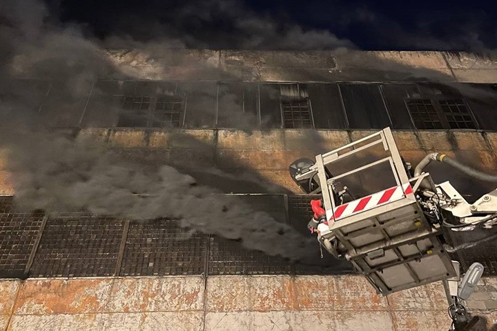 Шинный завод загорелся в Барнауле Шинный завод загорелся в Барнауле