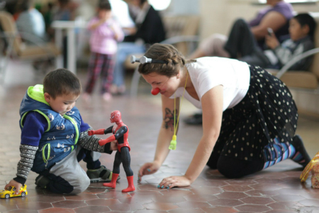 Год больничной клоунаде в Новосибирске: оставайтесь с носом