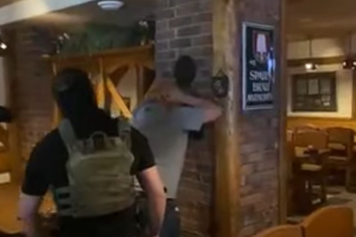 Предложившего полицейскому 1 млн за 24 тонны алкоголя торговца арестовали в Иркутске