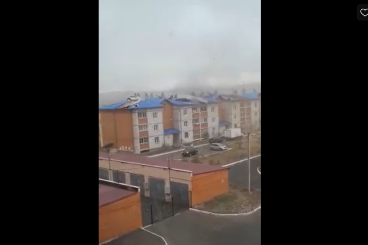 Ураган обрушился на Читу. В городе сорваны крыши и повалены деревья Ураган обрушился на Читу. В городе сорваны крыши и повалены деревья