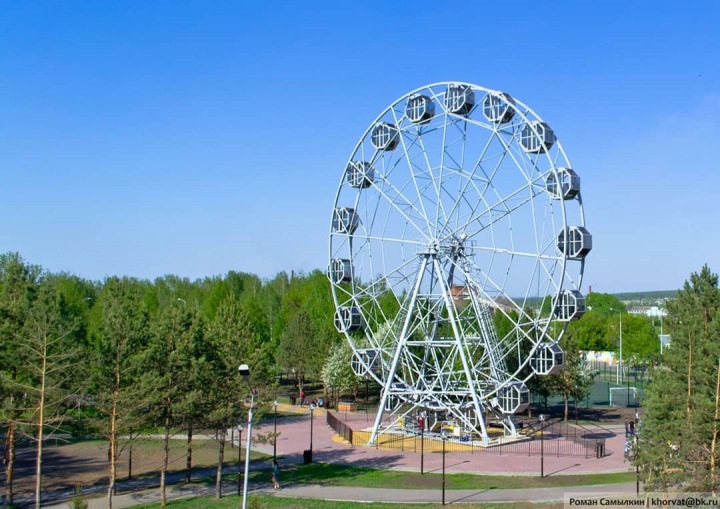 «Спасибо, больше не пойдем»: короткое замыкание на колесе обозрения в Белово заставило людей прыгать из кабинок «Спасибо, больше не пойдем»: короткое замыкание на колесе обозрения в Белово заставило людей прыгать из кабинок