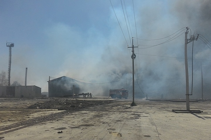 Склад с пластиком загорелся в Омске