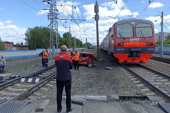 Новосибирская электричка протаранила легковой автомобиль Новосибирская электричка протаранила легковой автомобиль