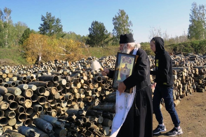 Батюшка освятил оставшиеся после взрывов под Ачинском снаряды Батюшка освятил оставшиеся после взрывов под Ачинском снаряды