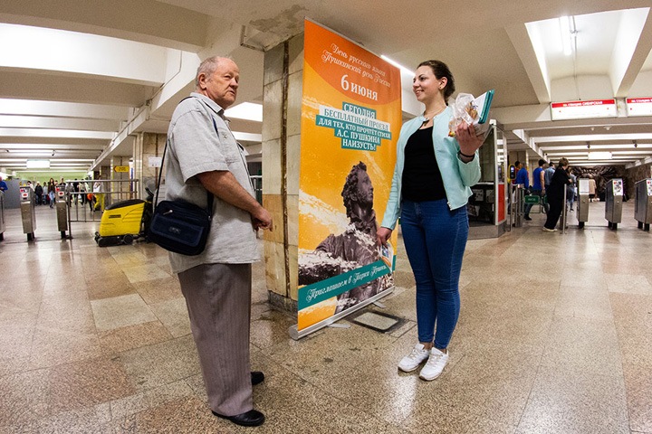 «Без Пушкина нам никуда»: в новосибирской подземке прочитали стихи в обмен на бесплатный проезд «Без Пушкина нам никуда»: в новосибирской подземке прочитали стихи в обмен на бесплатный проезд