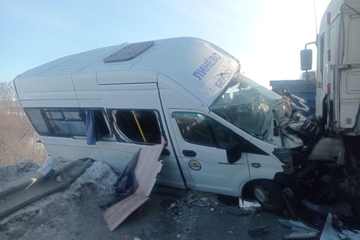 Гигантская пробка под Новосибирском образовалась из-за аварии с грузовиками и маршруткой