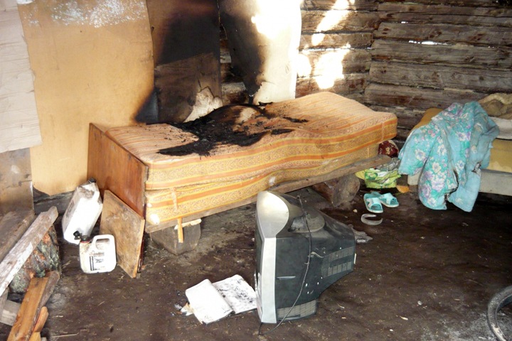 Пьяный житель Алтая облил бензином молодую жену и поджег