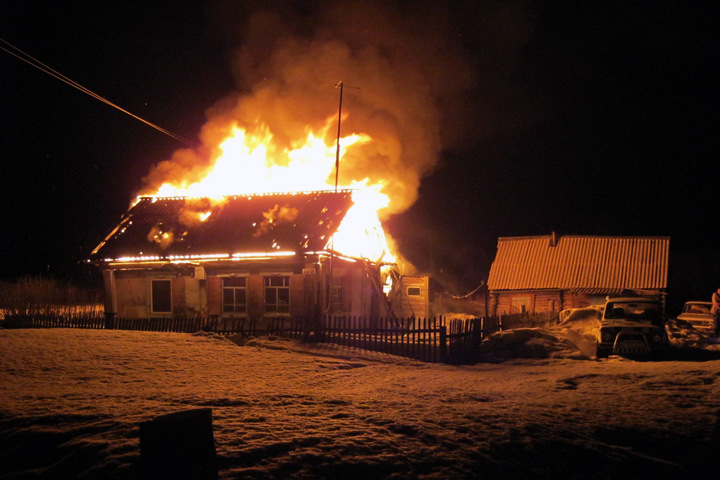 Новосибирский пенсионер по ошибке застрелил мужчину и сжег дом