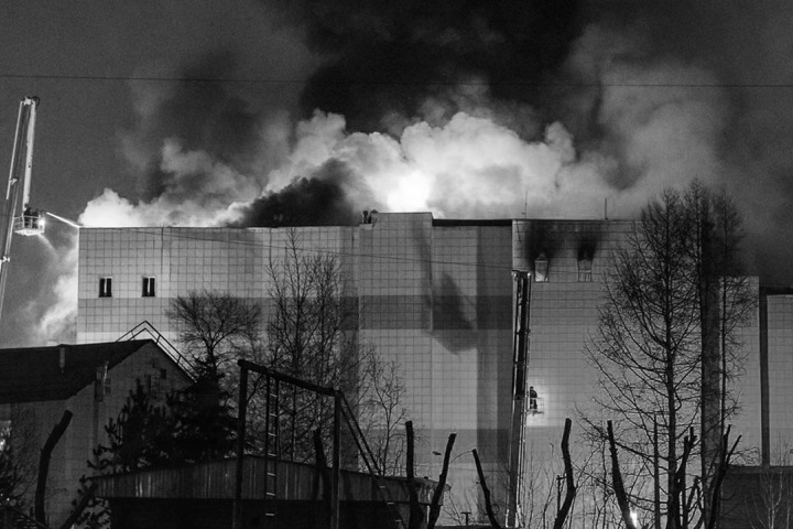 Начальник тушивших «Зимнюю вишню» пожарных не признал вину в халатности. СК заявил об угрозах потерпевшим