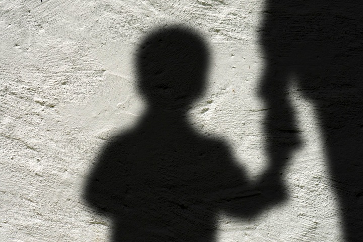 Омская опекунша ставила голых детей в угол и избивала