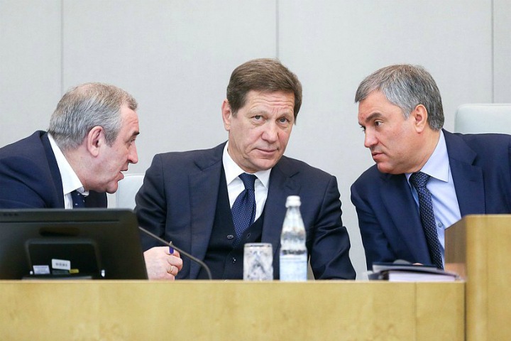 Кто поддержал штрафы и аресты россиян за неуважение к власти