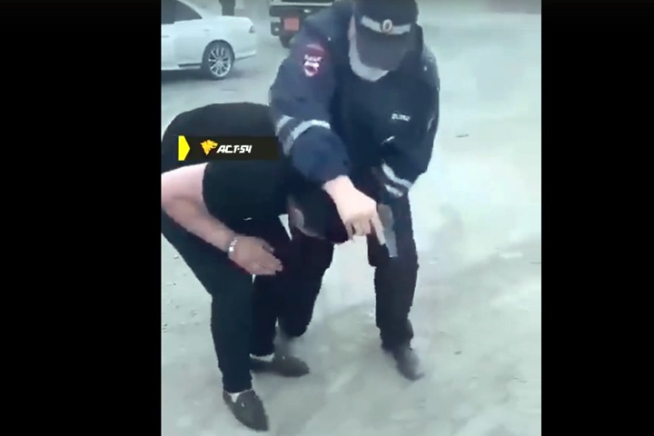 Застреливший 19-летнего новосибирца полицейский заявил об угрозах сжечь его дом Застреливший 19-летнего новосибирца полицейский заявил об угрозах сжечь его дом